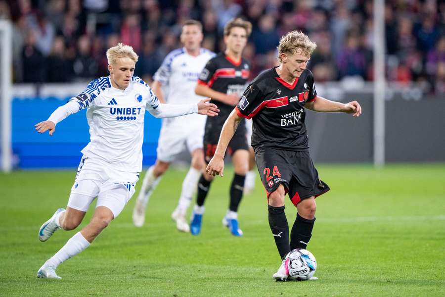 FC Midtjyllands Oliver Sørensen i kamp med FCKs Paul Mukairu under kampen mod FC København