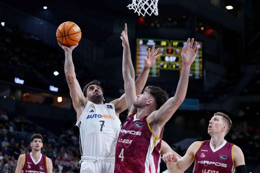 Campazzo intenta una canasta ante Rafa Villar