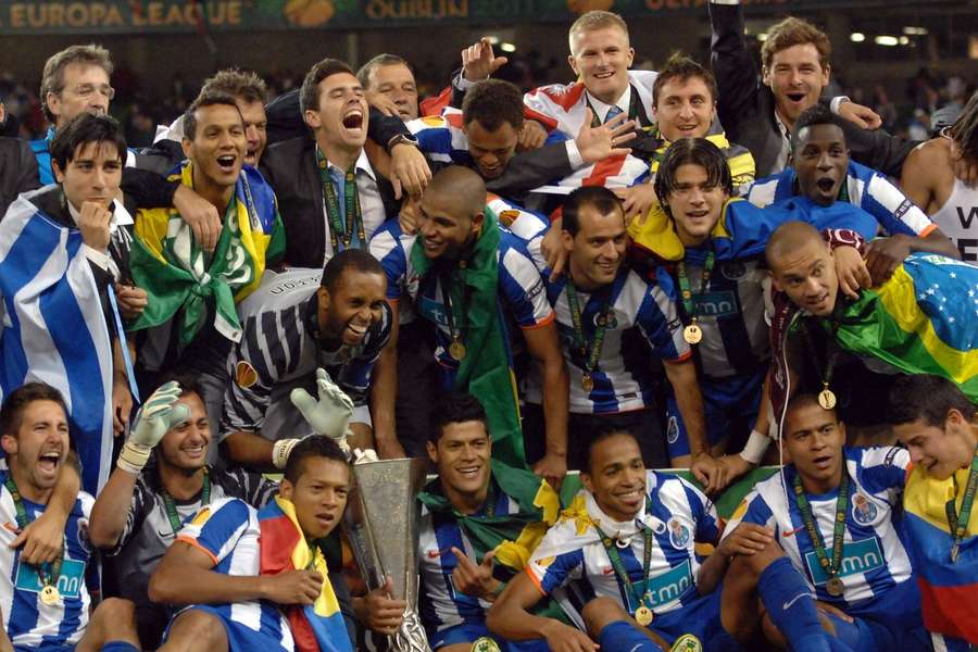 Os jogadores do FC Porto com a Taça UEFA