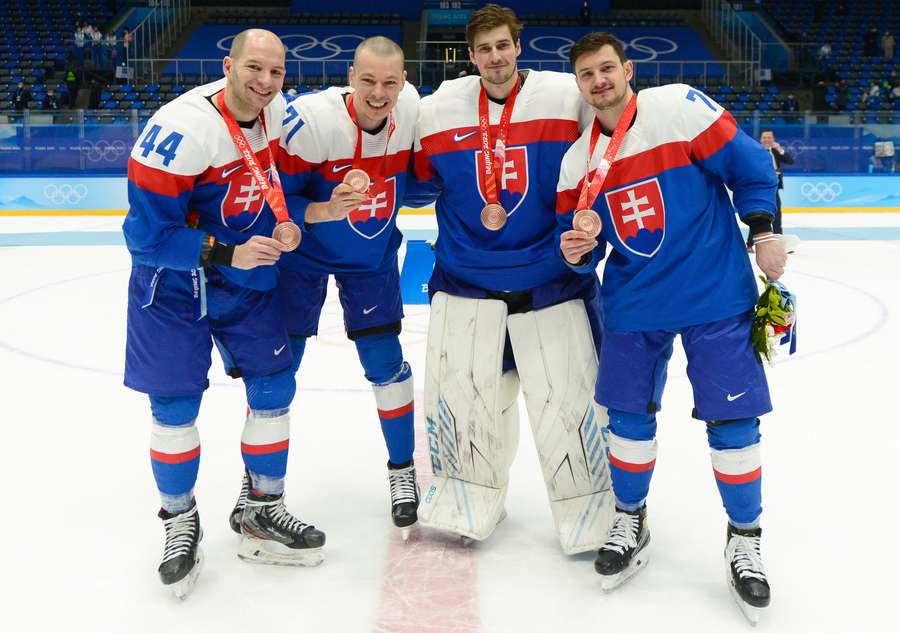 Na snímke zľava Mislav Rosandič, Marek Ďaloga, brankár Patrik Rybár a Libor Hudáček oslavujú po zisku bronzu po zápase olympijského turnaja v hokeji mužov o bronz Slovensko - Švédsko na ZOH 2022 v Pekingu.