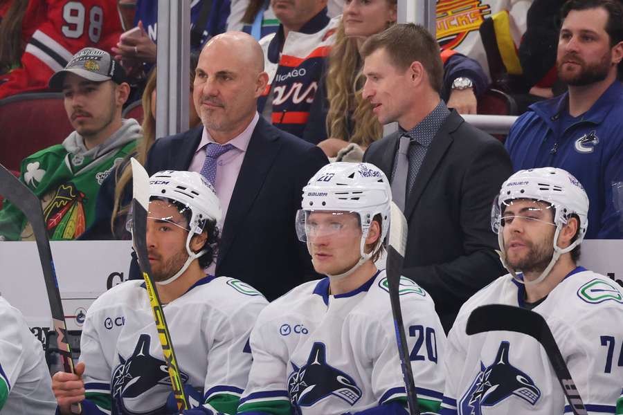 Jaroslav Svejkovský (vpravo) s Rickem Tocchetem na střídačce Vancouveru.