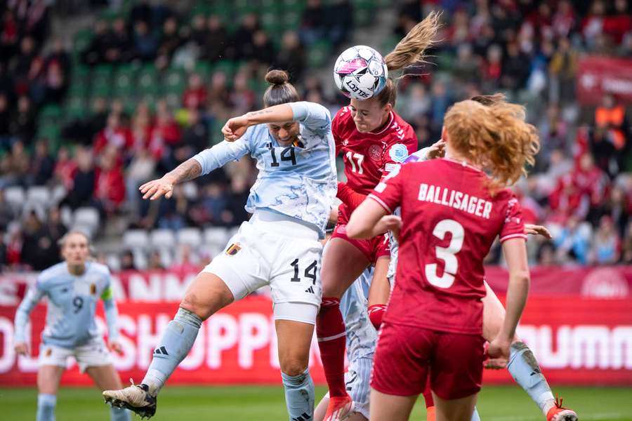 Der kommer ikke nok på stadion, når det danske kvindelandshold spiller fodbold.