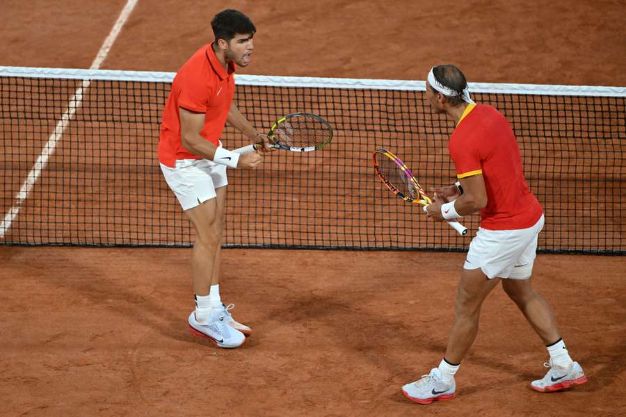 Alcaraz y Nadal celebran un punto en su estreno como pareja de dobles