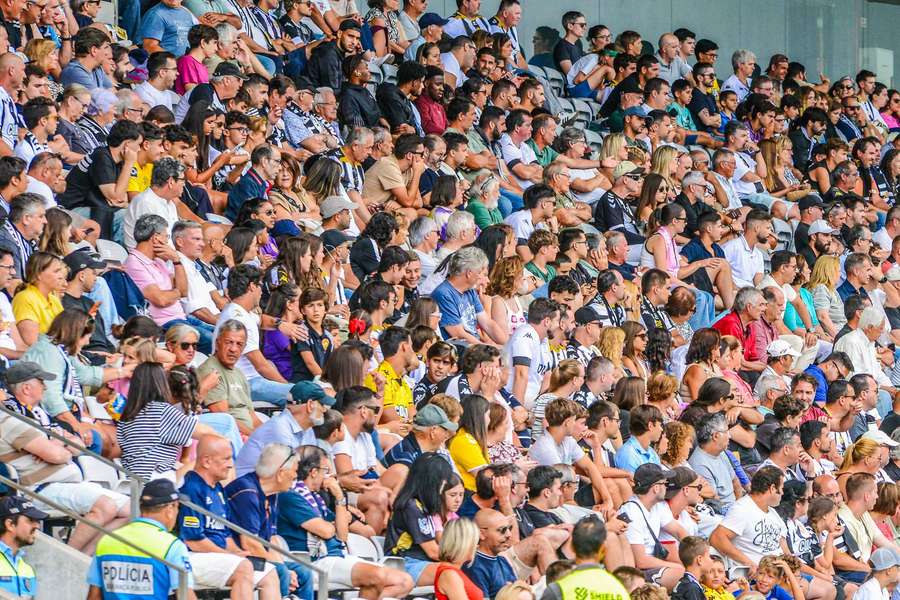 Adeptos do Nacional no apoio à equipa Adeptos do Nacional no apoio à equipa