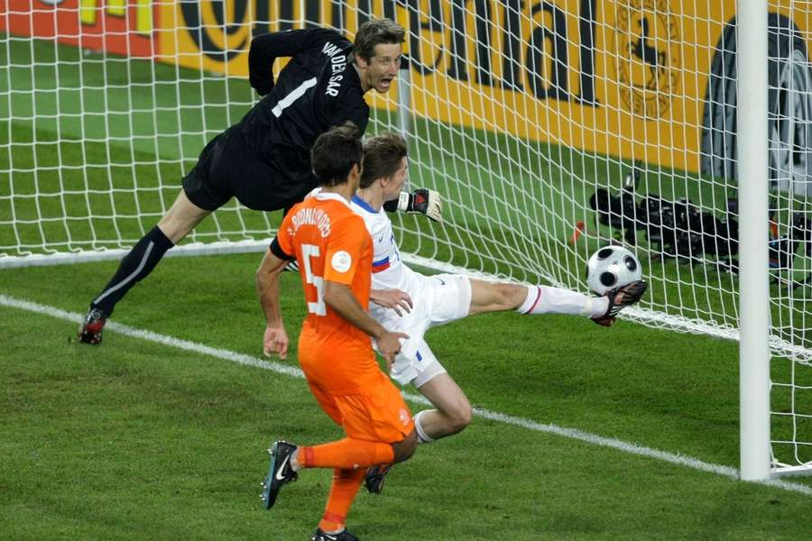 Dmitriy Torbinskiy scoort namens Rusland tegen Nederland in 2008