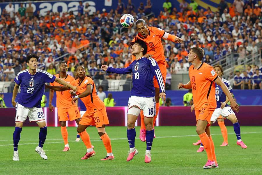 Van Dijk, en el momento de cabecear y marcar el primer gol de Países Bajos Van Dijk, en el momento de cabecear y marcar el primer gol de Países Bajos