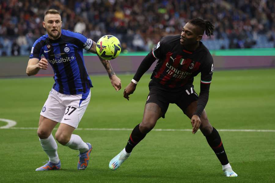 Skriniar (stânga) a fost căpitanul lui Inter în Supercupa  câștigată în fața lui AC Milan