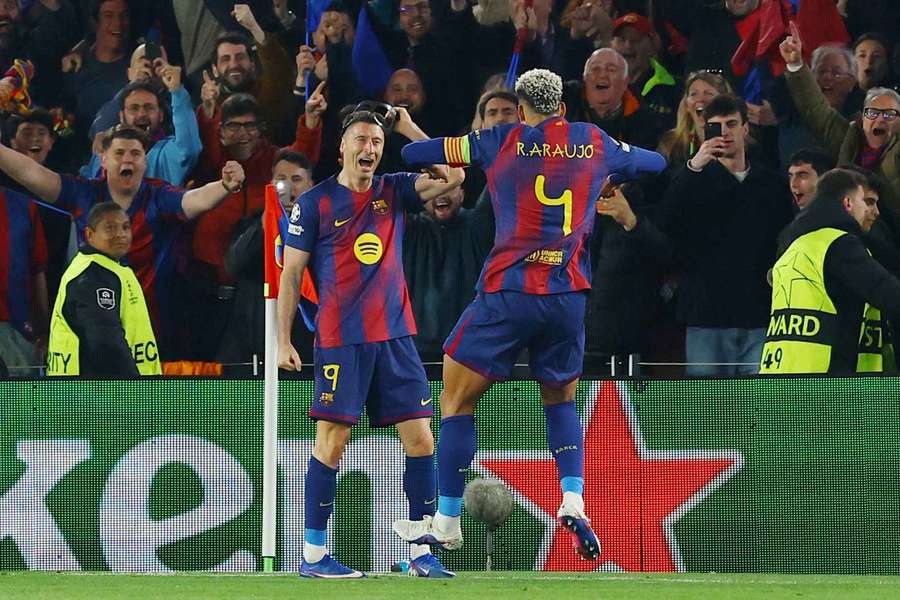 Lewandowski e Araujo esultano dopo un gol