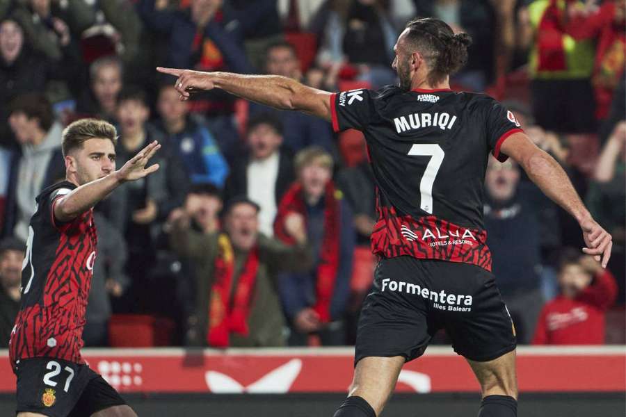 Muriqi celebrando uno de sus goles