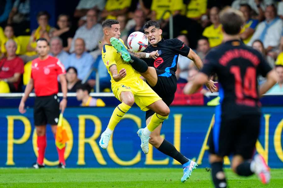 Yeremy Pino perante Gerard Martin no Barcelona-Villarreal