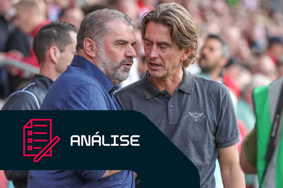 Ange Postecoglou e Thomas Frank apertam as mãos antes do jogo entre Tottenham e Brentford.