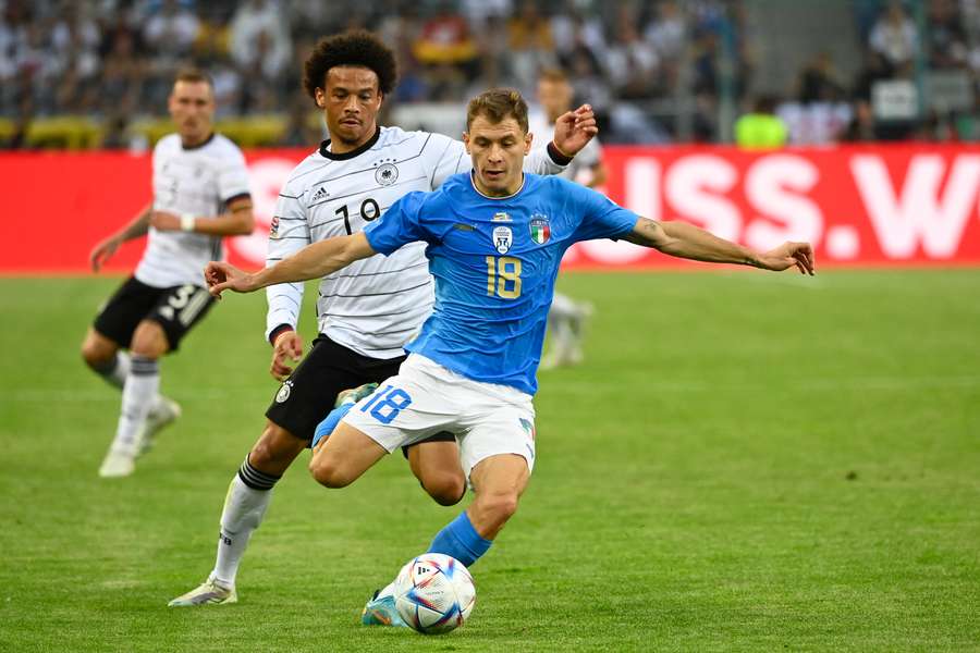 Barella e Sané durante l'ultimo match tra Italia e Germania