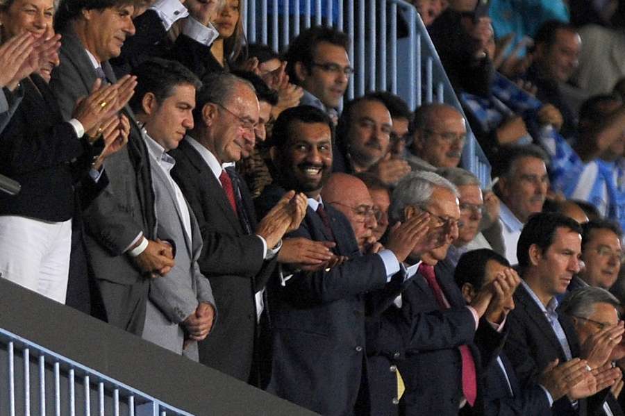 Abdullah Al-Thani sourit dans les tribunes d'un match de Malaga en 2012.