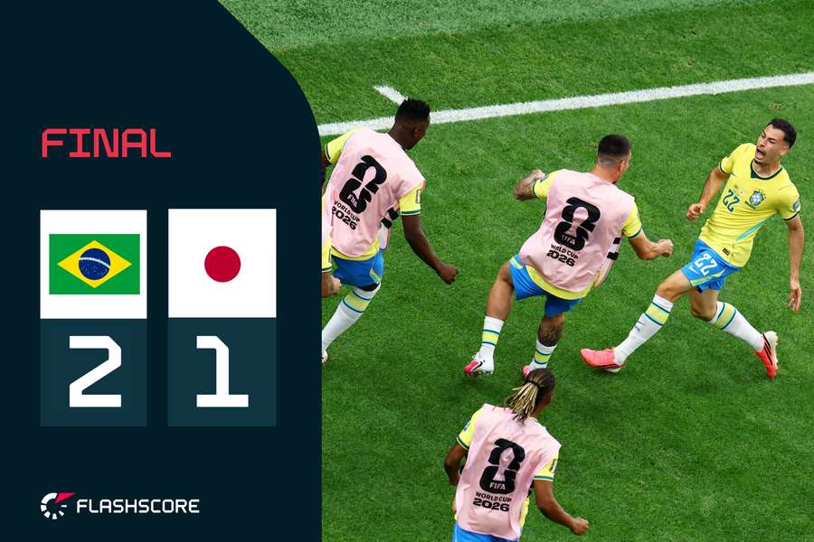 Los jugadores de Brasil celebran con Martinelli el 2-1