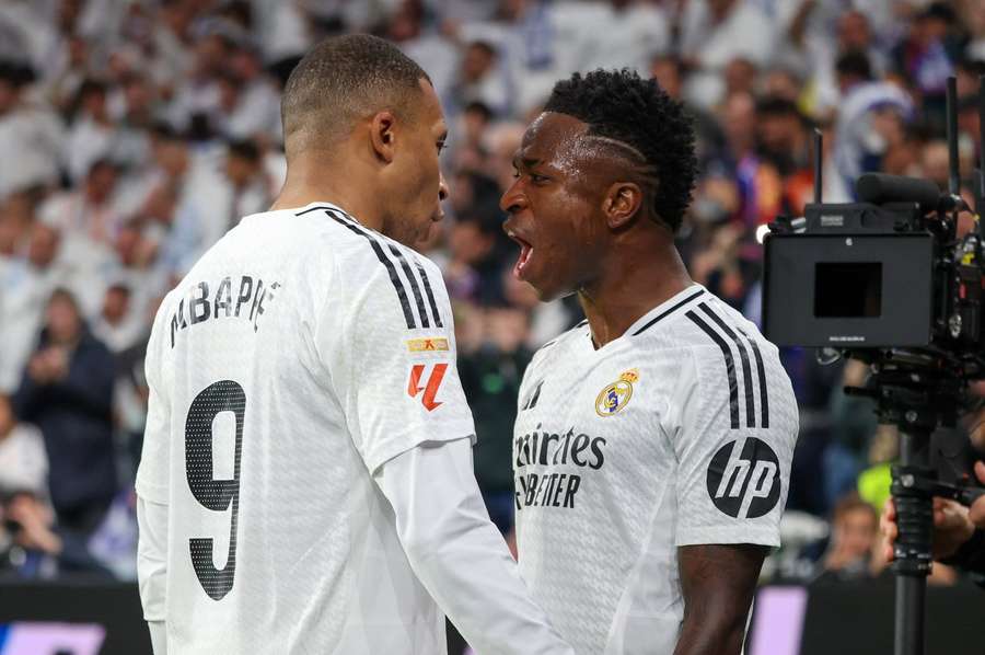 Mbappe și Vinicius sărbătoresc golul anulat ulterior de VAR în partida contra Barcelonei