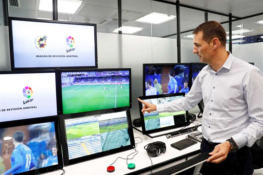 Španělský expert Carlos Clos Gómez bude pomáhat českým rozhodčím. Španělský expert Carlos Clos Gómez bude pomáhat českým rozhodčím.