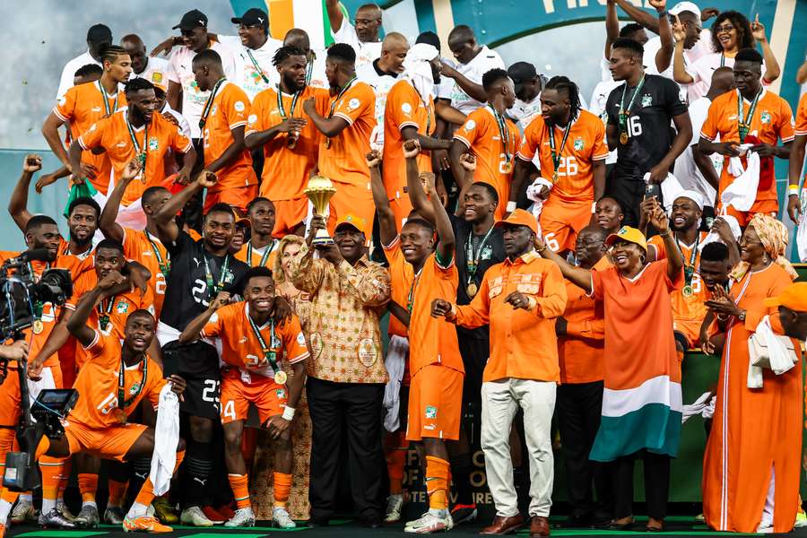 Le président ivoirien Alassane Ouattara soulève le trophée de la CAN 2023 après la victoire de la Côte d’Ivoire contre le Nigeria en finale, le 11 février 2024 au stade Alassane Ouattara à Abidjan.