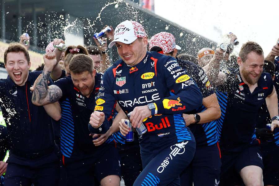 Max Verstappen celebra com a sua equipa depois de vencer o Grande Prémio do Japão