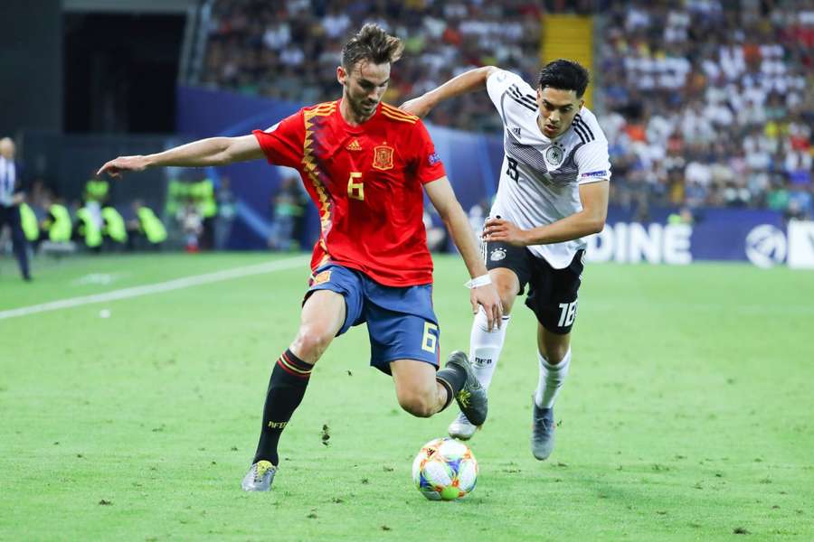 Fabián Ruiz ante Serdar, en el España-Alemania de la final del Europeo sub 21 de Italia-San Marino 2019
