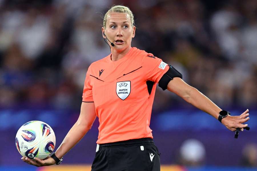 Tess Olofsson, árbitra sueca de 36 anos