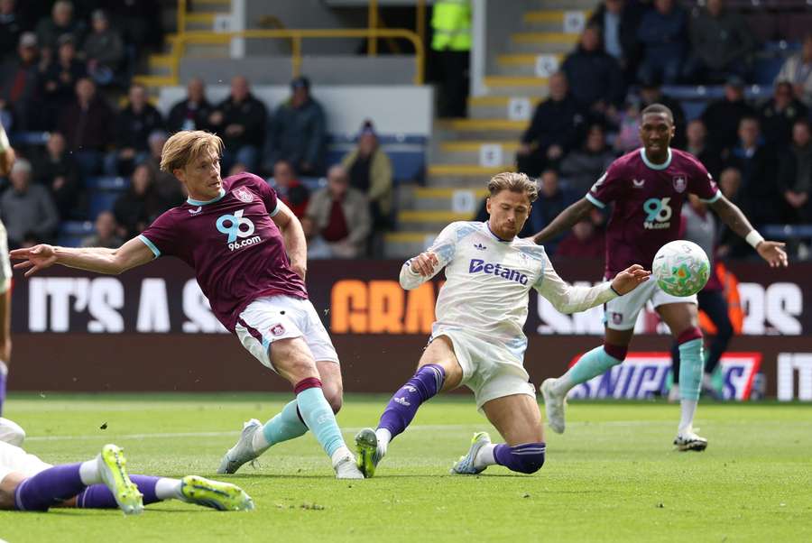 Zian Flemming z Burnley świętuje zdobycie drugiego gola razem z Jaidonem Anthonym