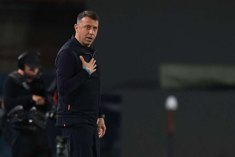 Roberto D'Aversa vicino alla panchina del Toro