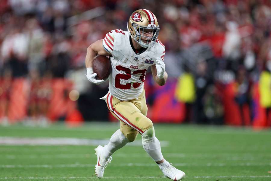 McCaffrey está fora do campo para os 49ers por enquanto