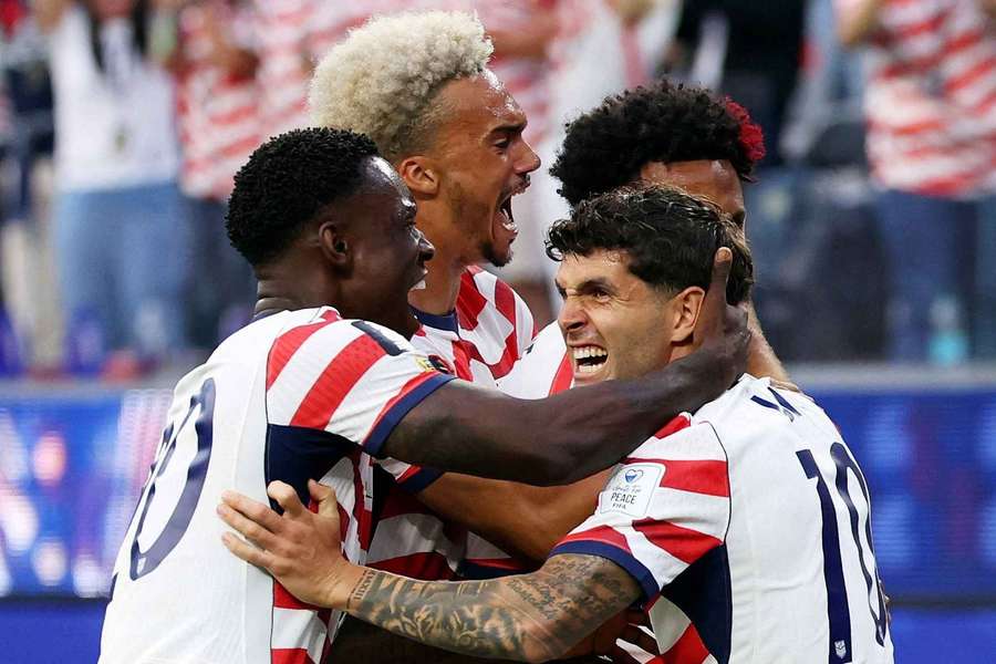 EUA passearam contra o Paraguai na abertura do Grupo D da Copa do Mundo EUA passearam contra o Paraguai na abertura do Grupo D da Copa do Mundo