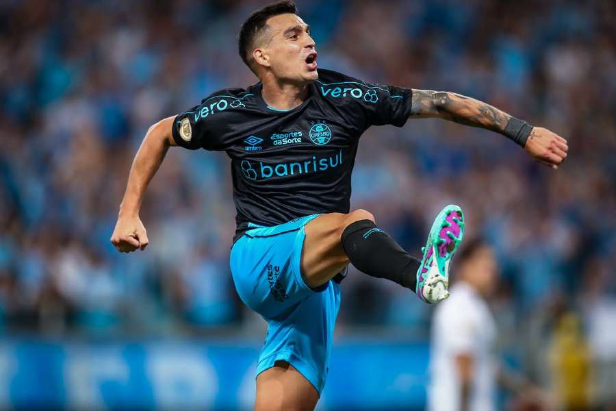 Cristaldo comemora gol sobre o Goiás nessa quinta-feira (30), na Arena do Grêmio