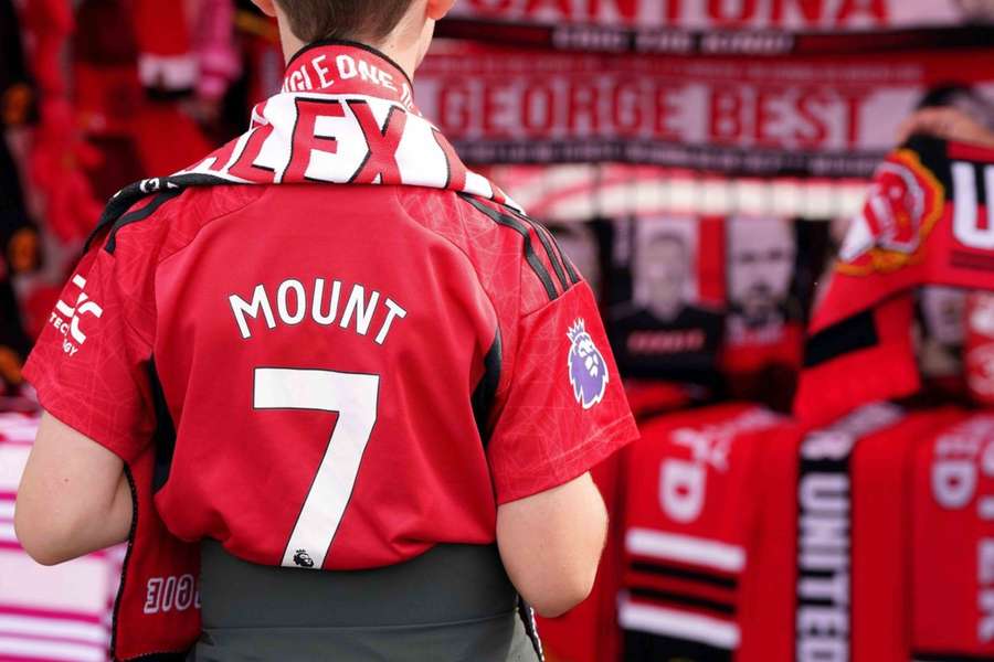 Um adepto do Manchester United veste uma camisola que terá um novo logótipo na próxima época