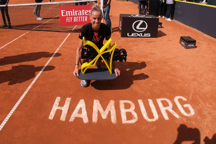 Arantxa Rus met haar trofee in Hamburg