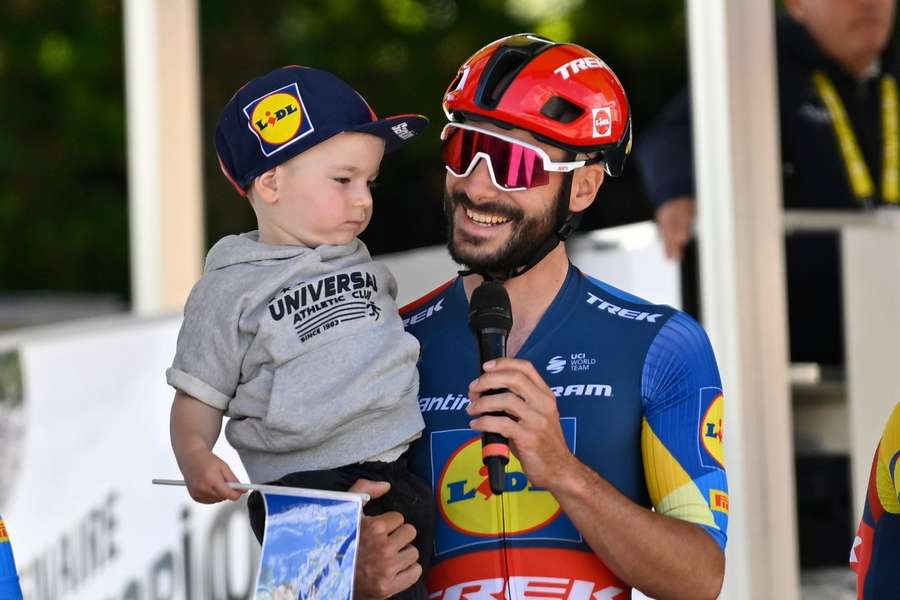 Julien Bernard mit seinem Kind auf dem Arm.