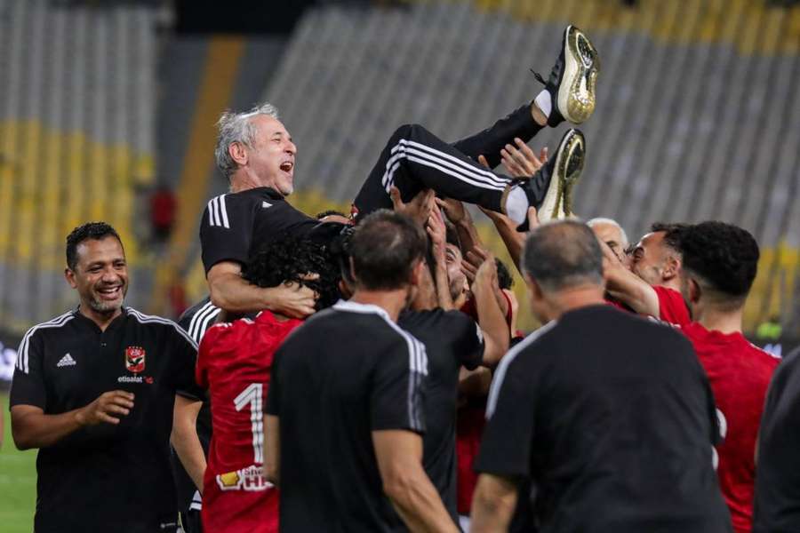 Koller é celebrado pelos jogadores do Al-Ahly