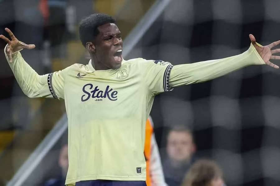 O festejo de Thierno Barry, autor do golo da vitória do Everton