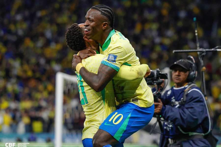Vinicius Júnior celebra gol com Matheus Cunha Vinicius Júnior celebra gol com Matheus Cunha