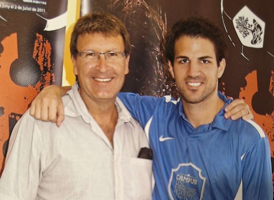 Joaquim García junto a Cesc Fàbregas