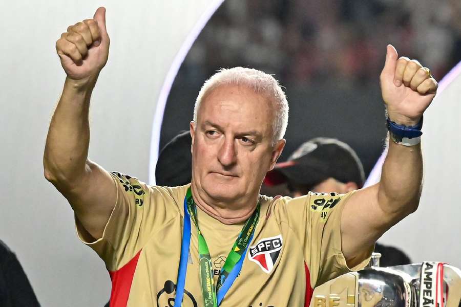 Dorival Júnior comemora a conquista da Copa do Brasil com o São Paulo