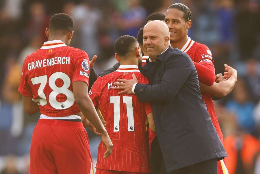 Liverpool-Manager Arne Slot gibt Mo Salah eine kurze Umarmung