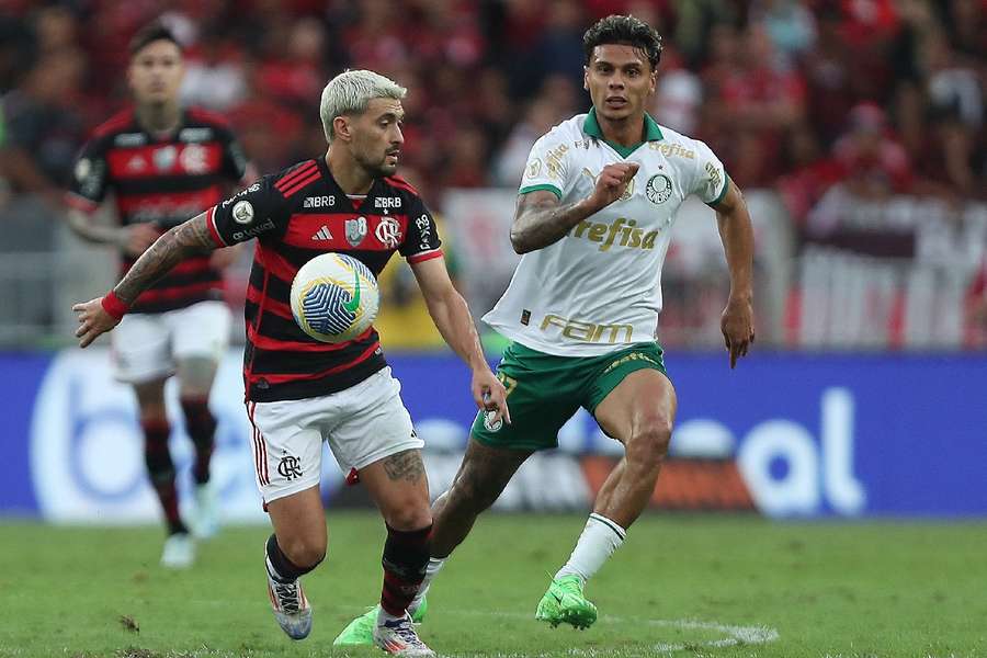 Arrascaeta marcou, mas o Palmeiras foi atrás do empate no fim do jogo