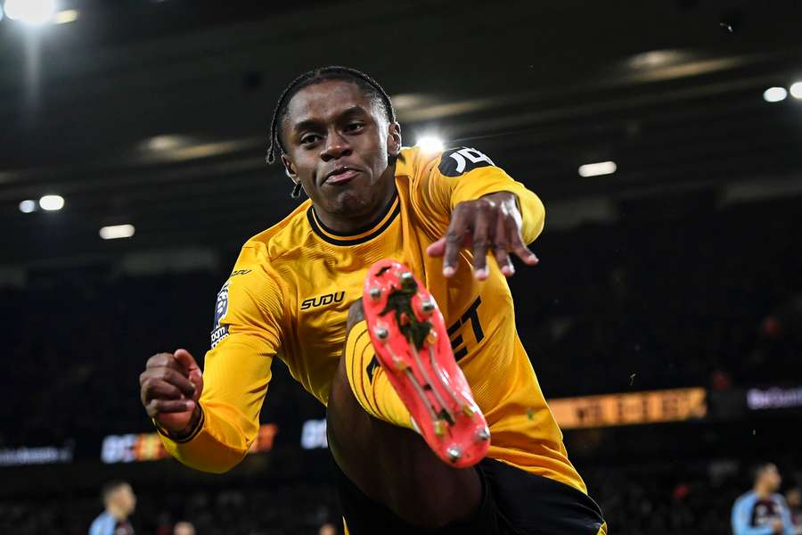 Jean-Ricner Bellegarde, del Wolves, celebra su gol
