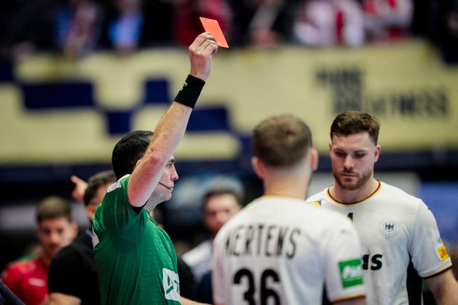 Golla war in der 53. Minute wegen eines groben Foulspiels des Feldes verwiesen worden.