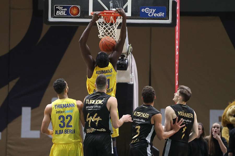 Christ Koumadje von Alba Berlin beim Dunk