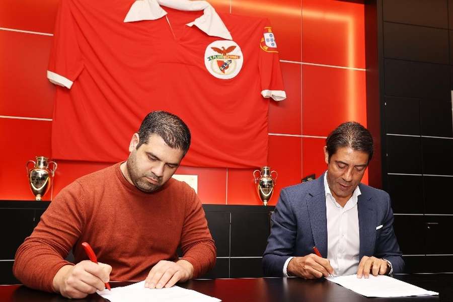 Alex Pinto na assinatura do contrato com Rui Costa