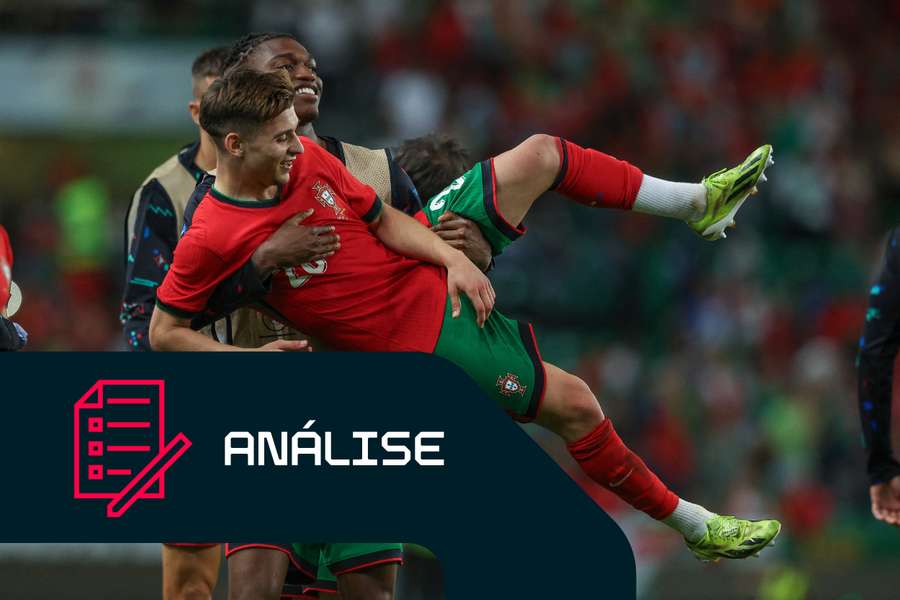 Rafael Leão abraça Francisco Conceição após o jogo amigável entre Portugal e Finlândia
