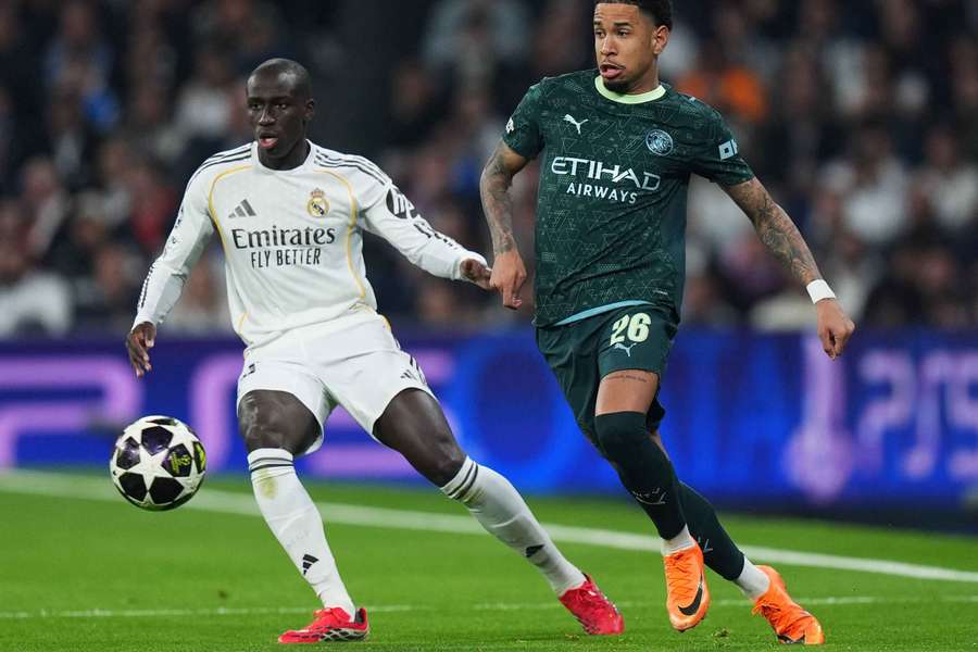 Mendy pelea por la posesión con Savinho durante el Madrid-City