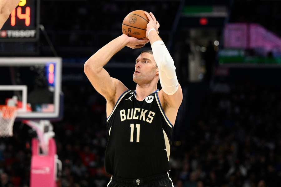 Brook Lopez zastúpil svojich chýbajúcich spoluhráčov v zostave Bucks.