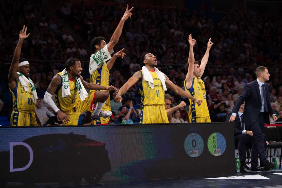 Los jugadores del Andorra celebran la victoria en el Buesa Arena