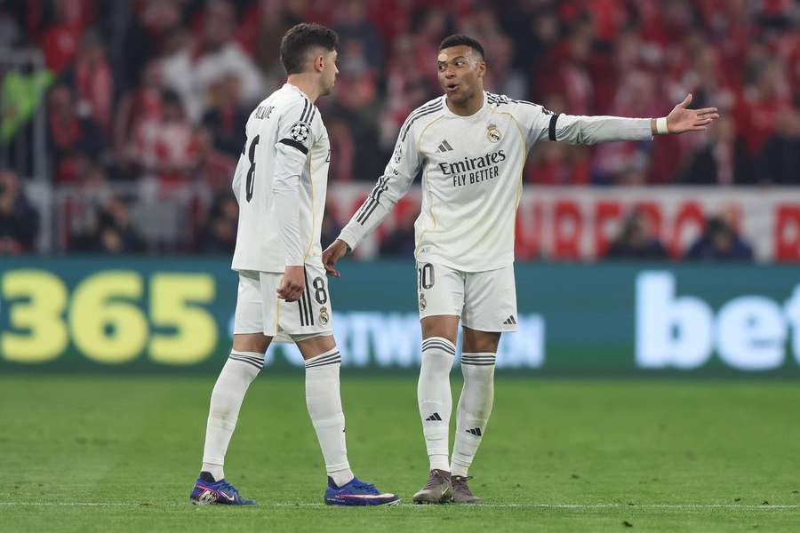 Valverde (l.) landete nach einem Streit mit Tchouameni im Krankenhaus