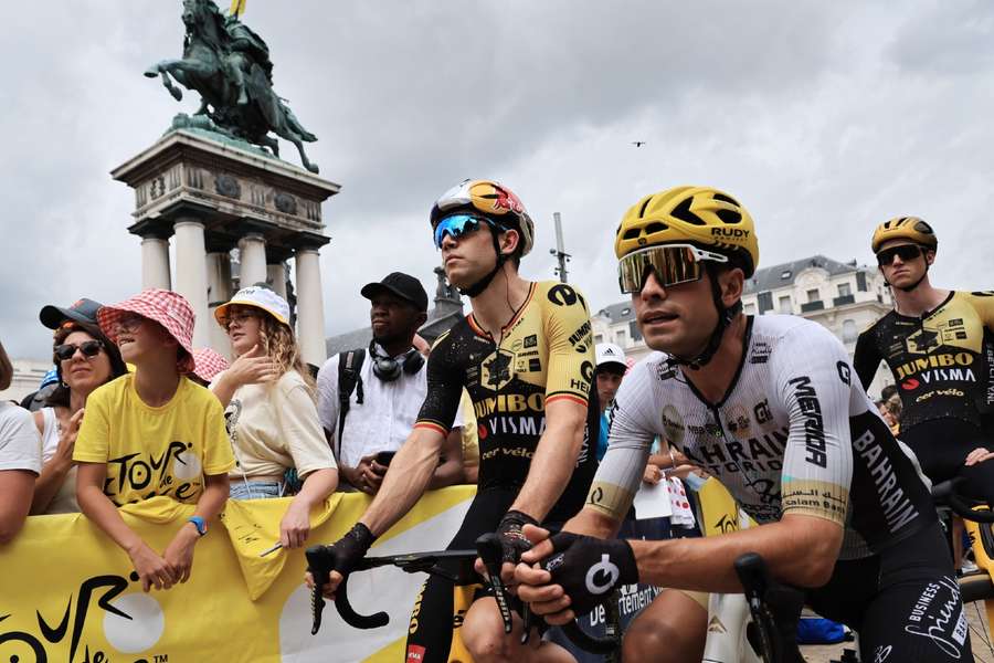 Wout van Aert (l) en Mikel Llanda (r) aan het begin van de elfde etappe