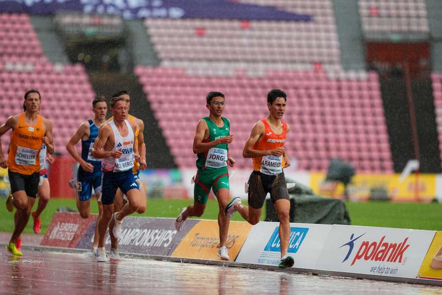 Tiago Jorge liderou a sua meia-final para terminar em segundo com a marca de 8.22,99 minutos